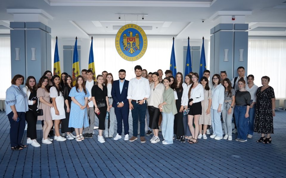 Ethnic minority high school graduates visited the Ministry of Education