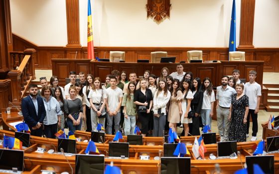 Ethnic minority high school graduates visited the Parliament of the Republic of Moldova